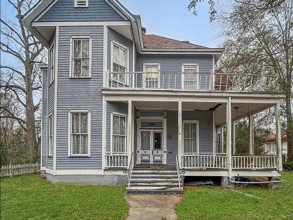 Historic 1883 Queen Anne Victorian in Vicksburg, Mississippi – $90,000