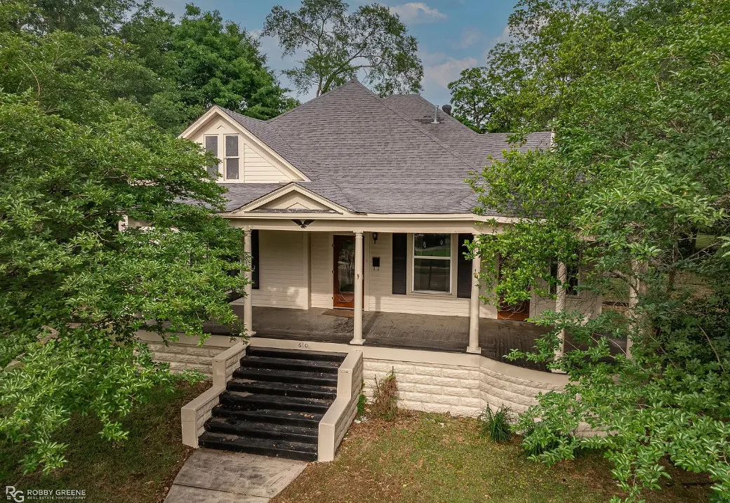 Porch goals! Pretty interior! Circa 1850 in Louisiana. $215,000