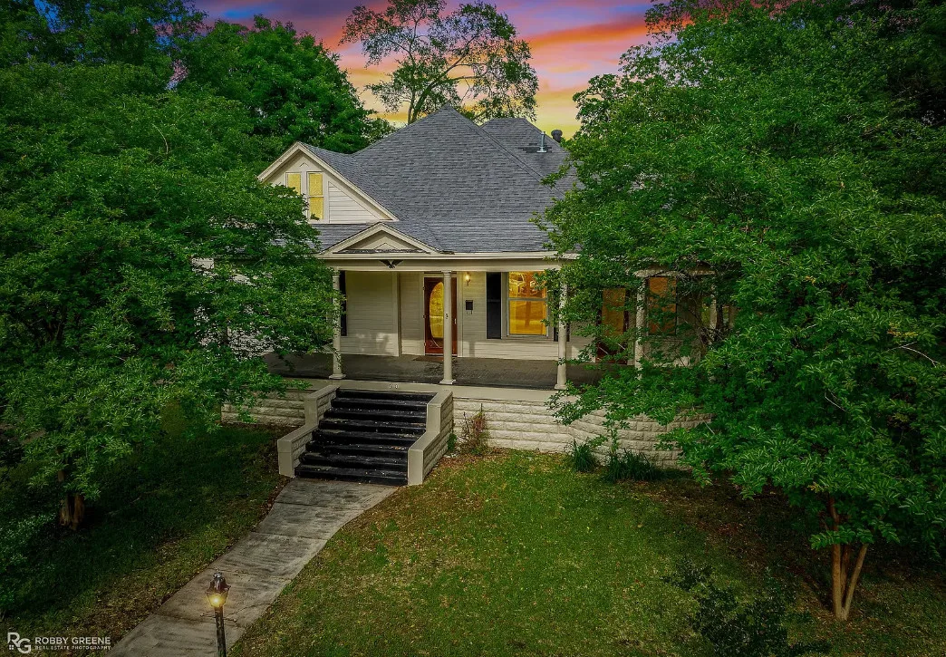 Porch goals! Pretty interior! Circa 1850 in Louisiana. $215,000
