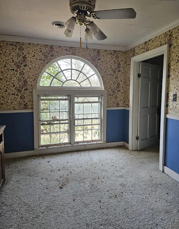 Lots of potential! Apparently there is a pool and pool house. Over an acre in South Carolina