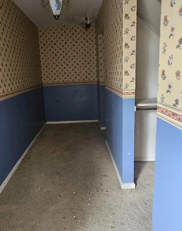 Lots of potential! Apparently there is a pool and pool house. Over an acre in South Carolina