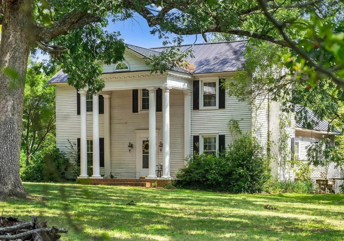 Grand looking house! Park-like setting! Great Oaks Estate, seven acres in Virginia. $365,000