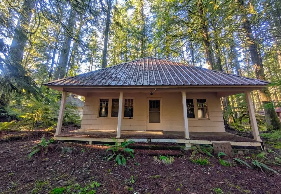 Cottage in the woods! Circa 1945 in Oregon. $450,000
