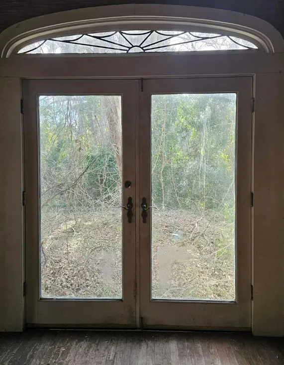 Lots of potential! Apparently there is a pool and pool house. Over an acre in South Carolina