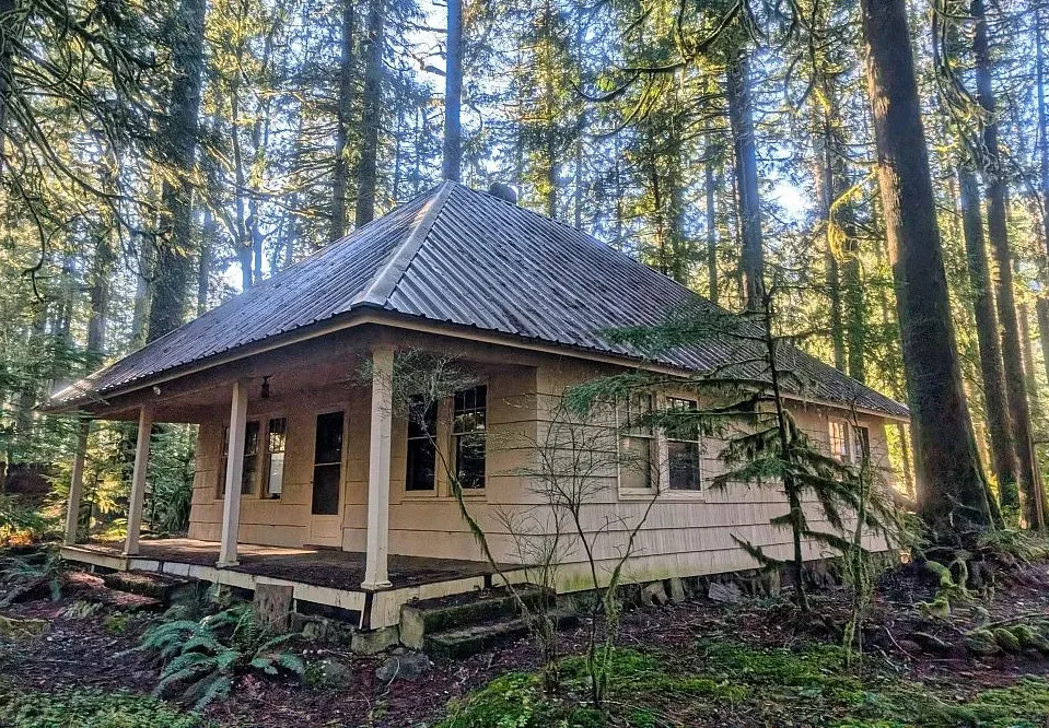 Cottage in the woods! Circa 1945 in Oregon. $450,000