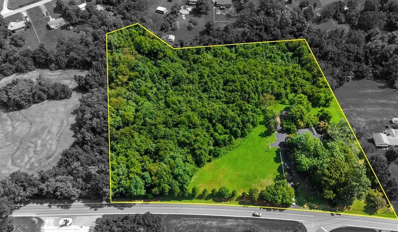 Grand looking house! Park-like setting! Great Oaks Estate, seven acres in Virginia. $365,000