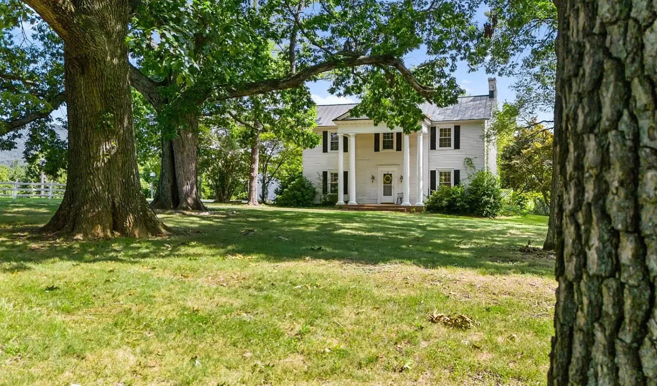 Grand looking house! Park-like setting! Great Oaks Estate, seven acres in Virginia. $365,000