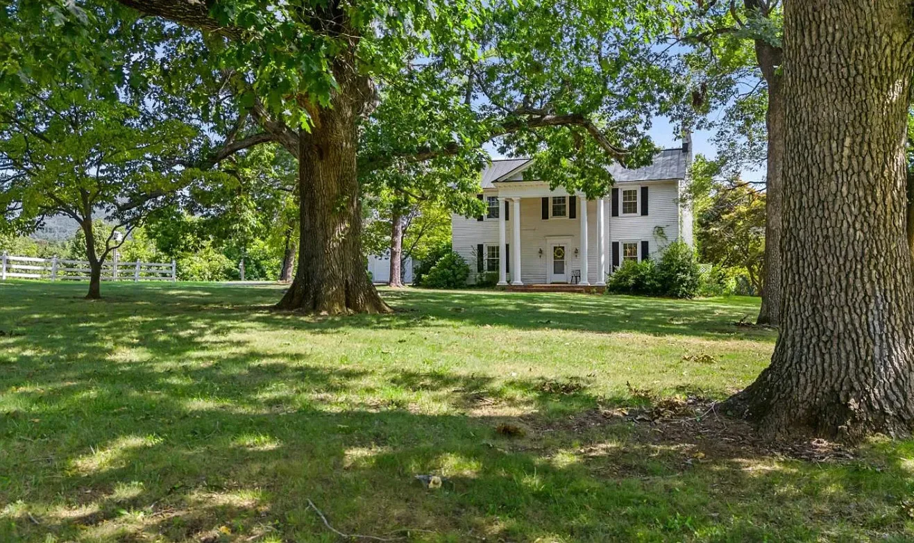 Grand looking house! Park-like setting! Great Oaks Estate, seven acres in Virginia. $365,000