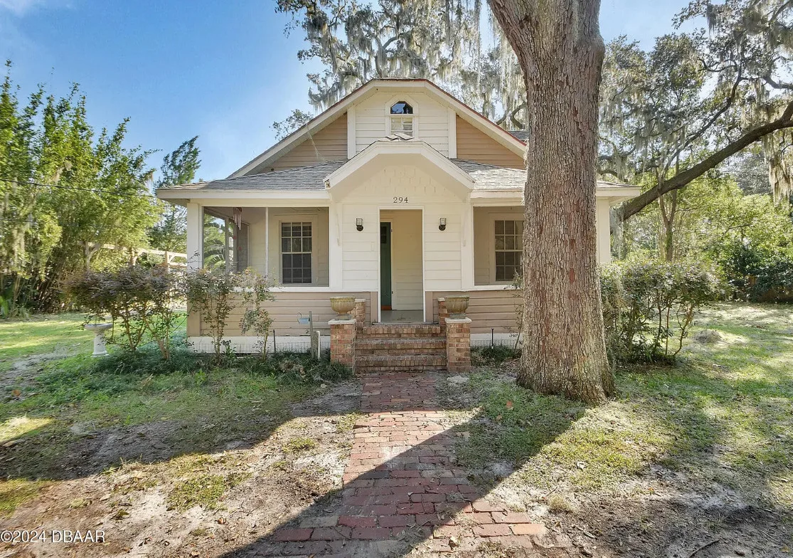 Pretty Florida house! Large backyard. Circa 1924. $289,900