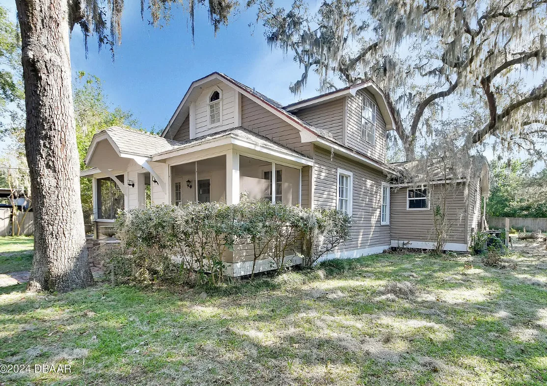 Pretty Florida house! Large backyard. Circa 1924. $289,900
