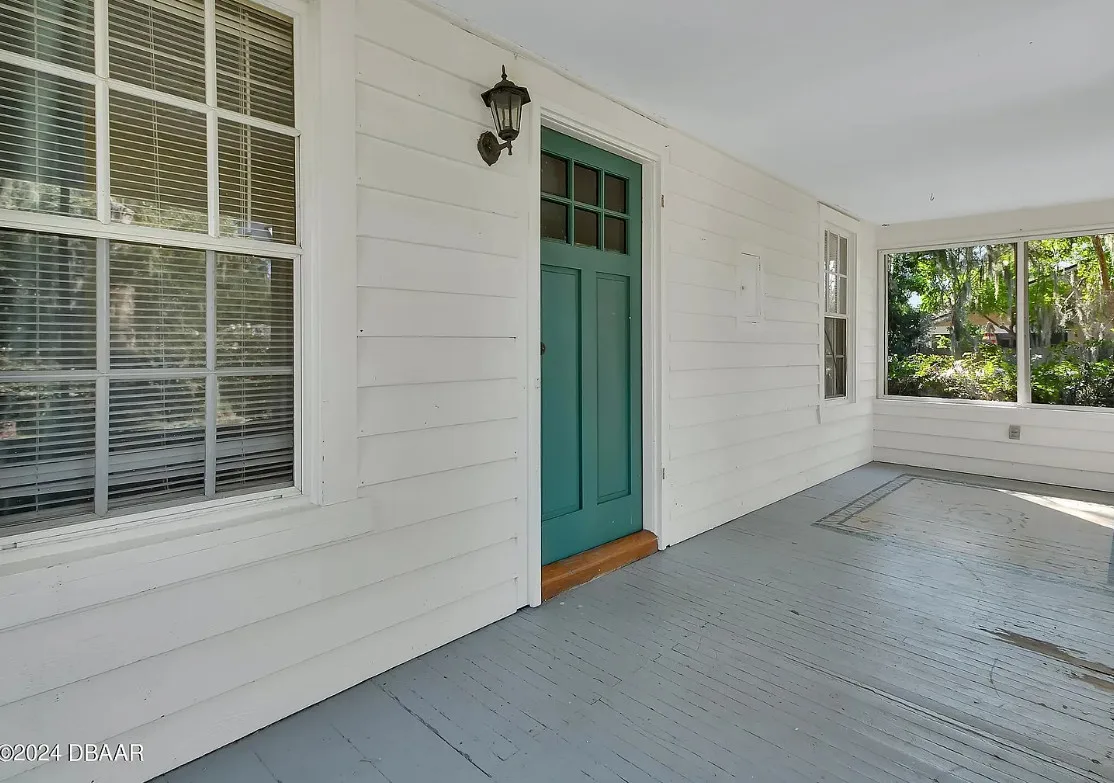 Pretty Florida house! Large backyard. Circa 1924. $289,900