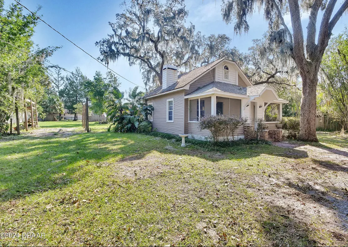 Pretty Florida house! Large backyard. Circa 1924. $289,900
