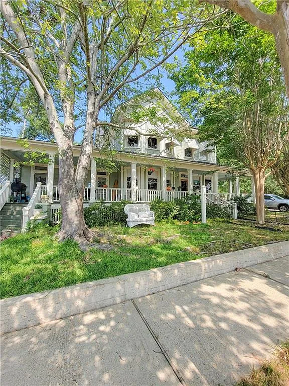 Six bedrooms and five bathrooms! Circa 1910 in Louisiana. $179,950