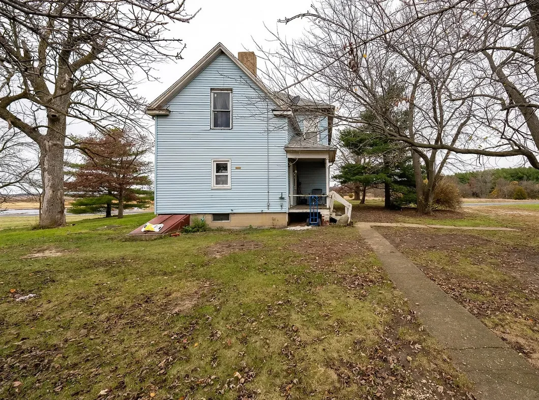 Like a colorful time capsule inside! Two acres in Illinois. $175,000