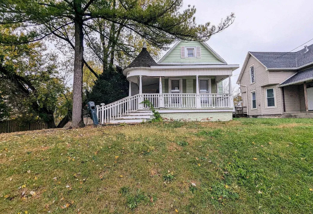 OMG! The fretwork inside! C. 1940 in Indiana. $140,000