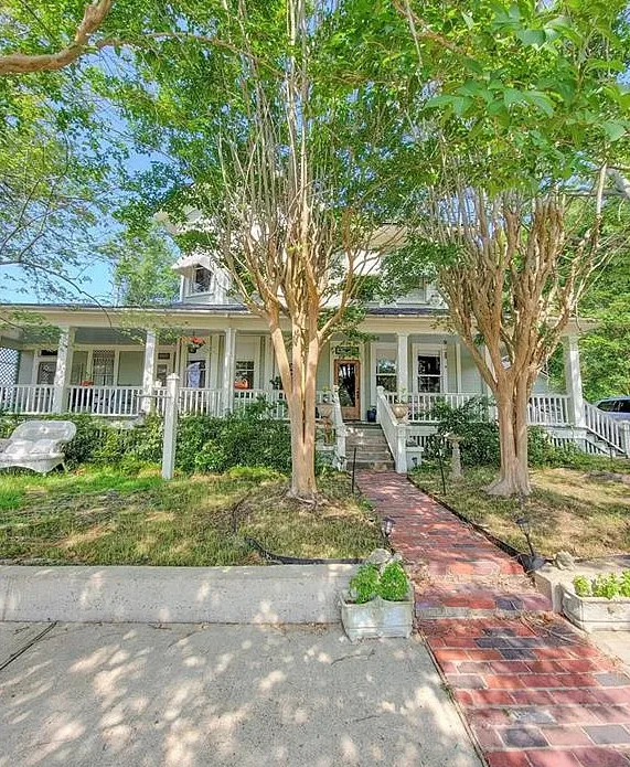 Six bedrooms and five bathrooms! Circa 1910 in Louisiana. $179,950