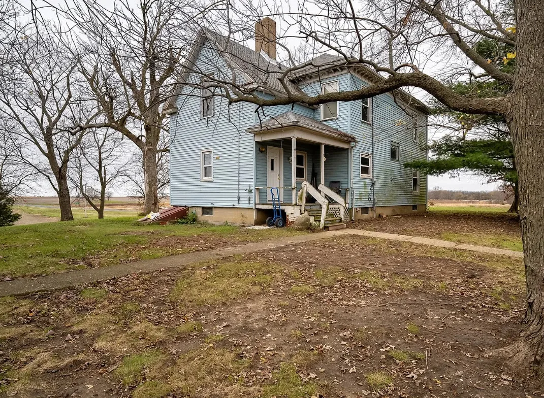 Like a colorful time capsule inside! Two acres in Illinois. $175,000
