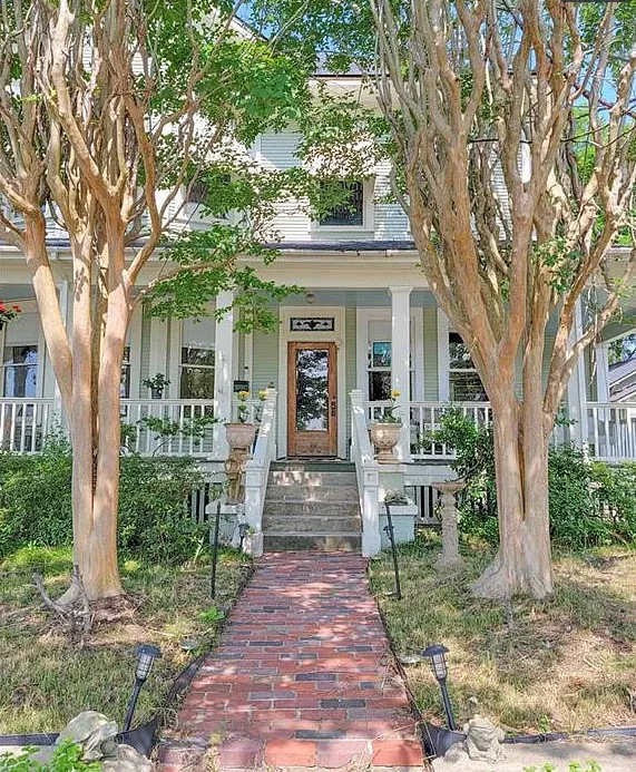 Six bedrooms and five bathrooms! Circa 1910 in Louisiana. $179,950
