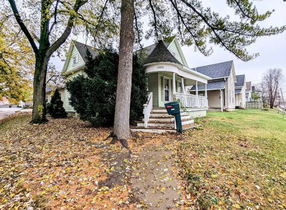 OMG! The fretwork inside! C. 1940 in Indiana. $140,000