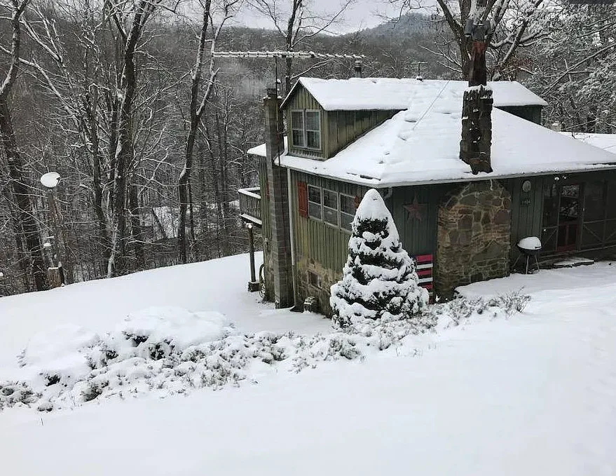 Cozy house! Private setting! Almost two acres in Virginia.