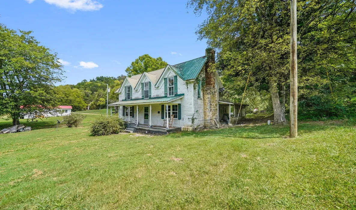 This has potential! Circa 1900. On 2 1/2 acres in Tennessee
