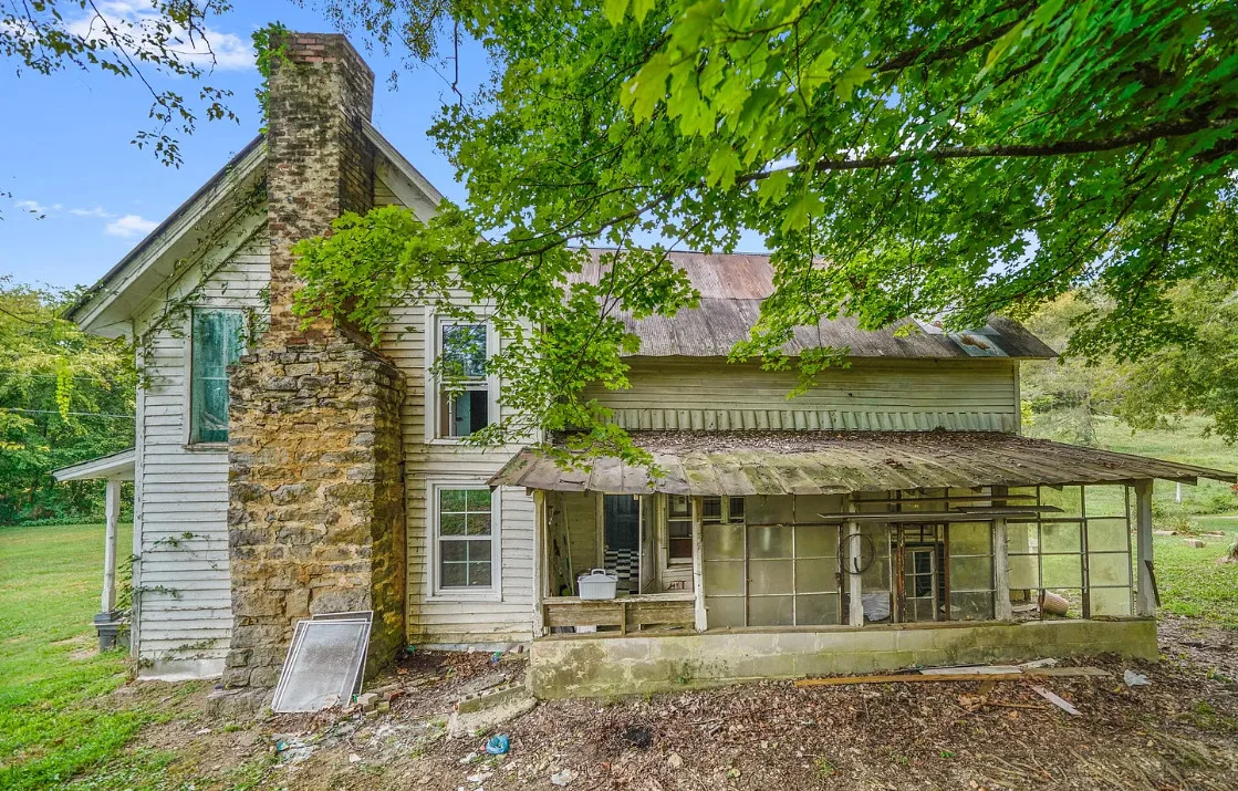 This has potential! Circa 1900. On 2 1/2 acres in Tennessee