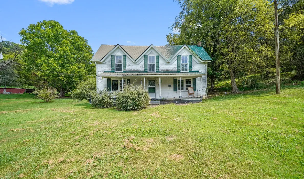 This has potential! Circa 1900. On 2 1/2 acres in Tennessee