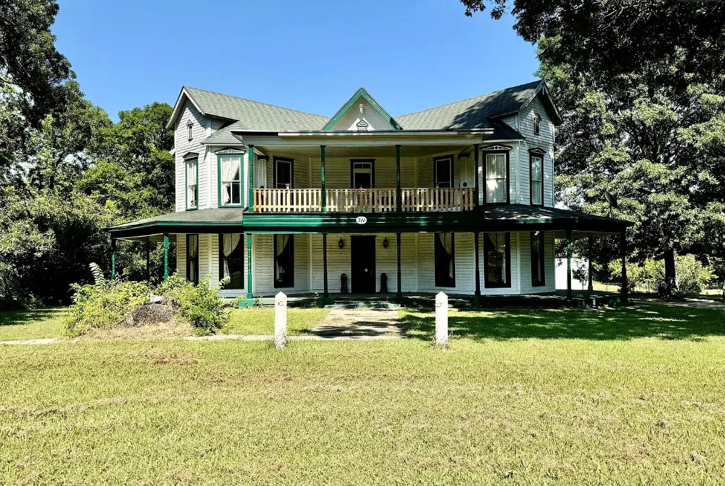 Nice details! Circa 1887. Over three acres in Texas
