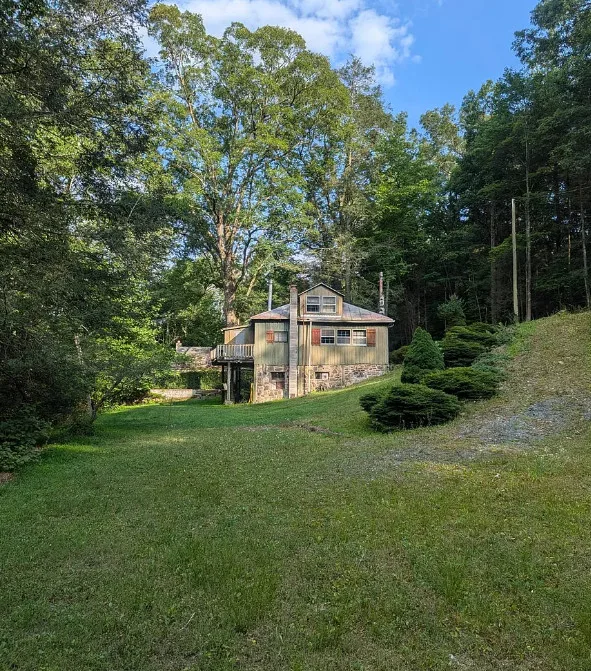 Cozy house! Private setting! Almost two acres in Virginia.