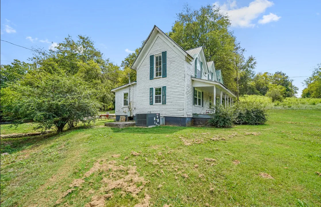 This has potential! Circa 1900. On 2 1/2 acres in Tennessee