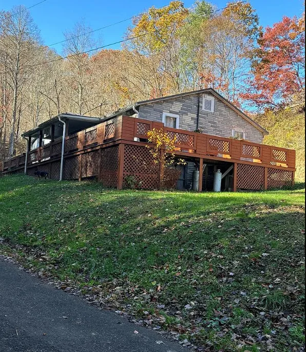 On 22 acres in Virginia! Has a guest apartment
