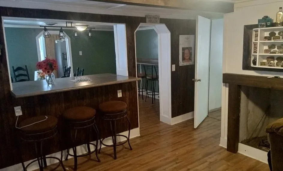 On 22 acres in Virginia! Has a guest apartment