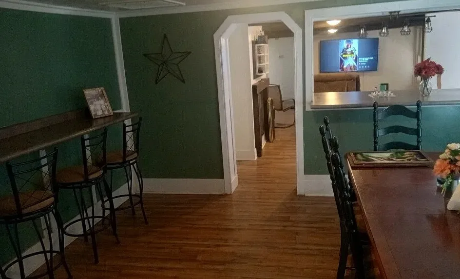 On 22 acres in Virginia! Has a guest apartment