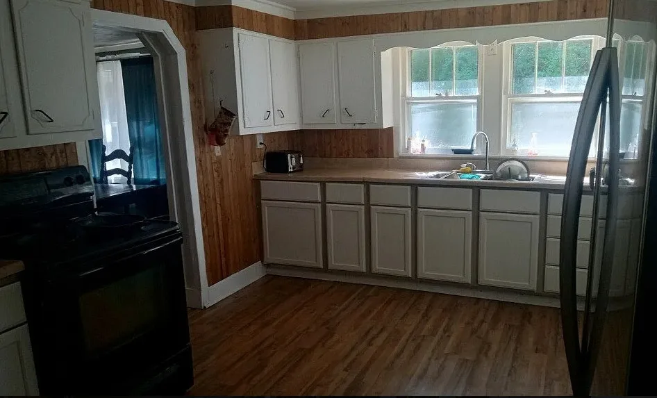On 22 acres in Virginia! Has a guest apartment