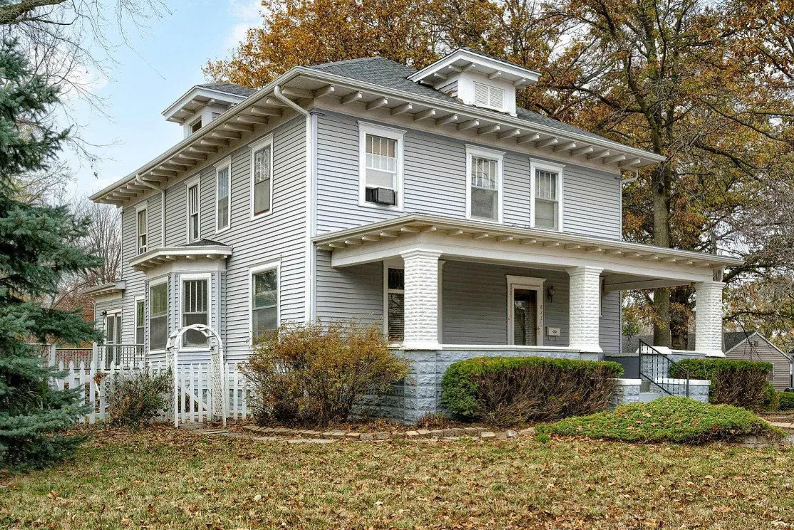 Love the pink tile bathroom! Circa 1908 in Nebraska