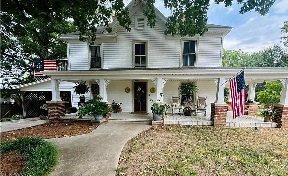 Love this house and the gardening shed! The Audie Morris House in North Carolina