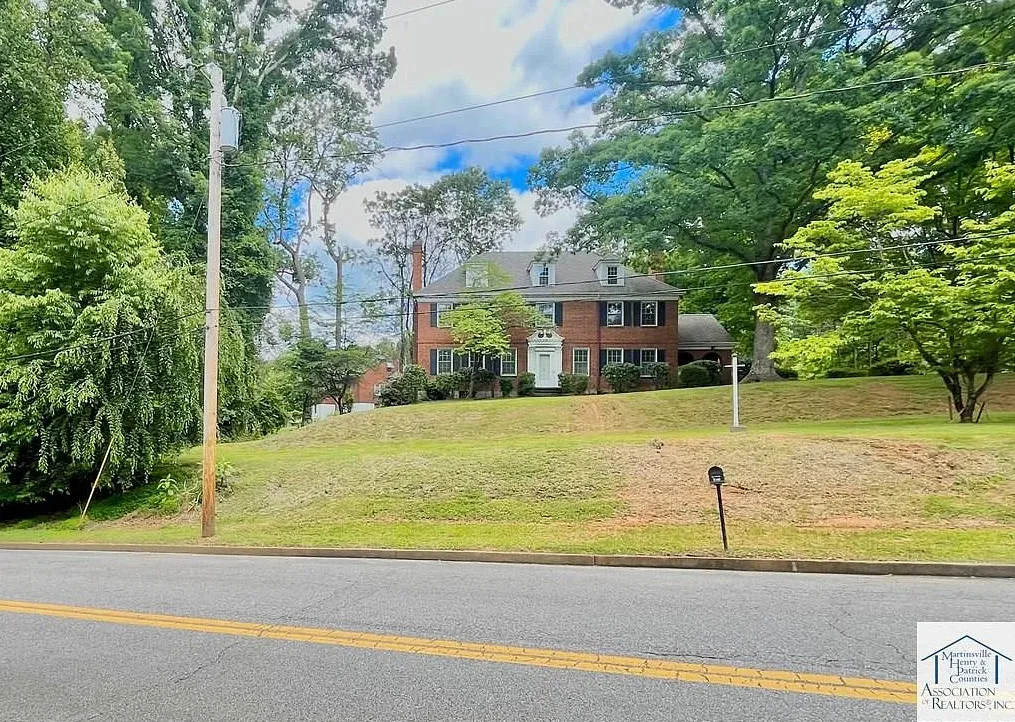 Love the yard! Nice house! Circa 1936