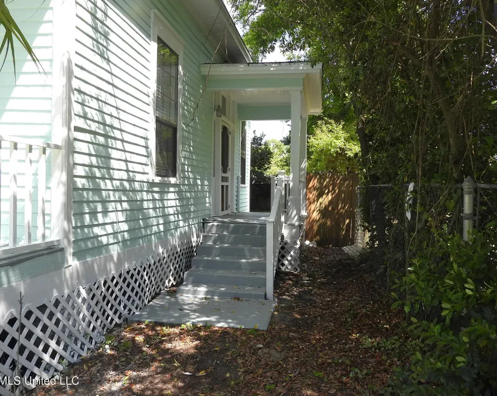 ot far from the beach! Cute house! Circa 1900 in Mississippi.