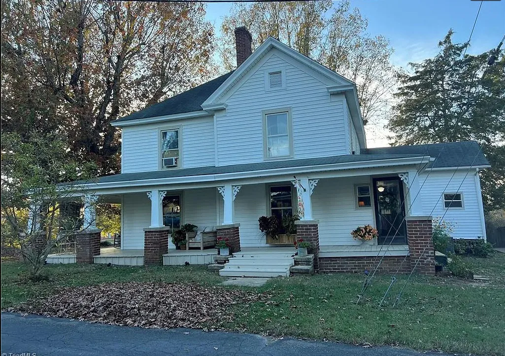Love this house and the gardening shed! The Audie Morris House in North Carolina