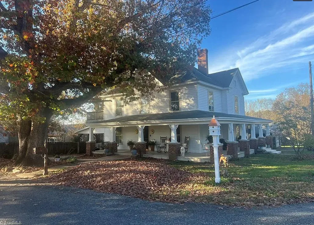 Love this house and the gardening shed! The Audie Morris House in North Carolina