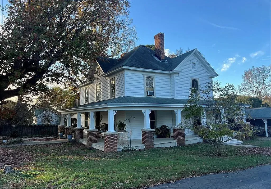 Love this house and the gardening shed! The Audie Morris House in North Carolina