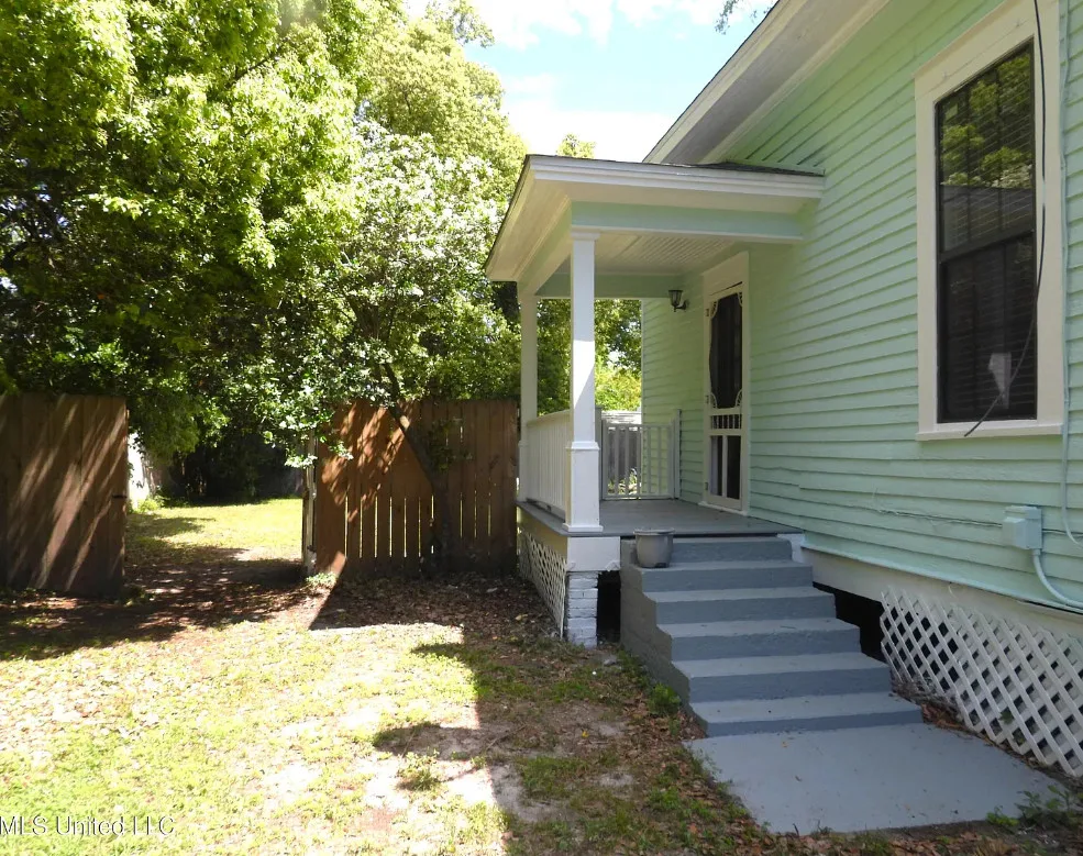 ot far from the beach! Cute house! Circa 1900 in Mississippi.
