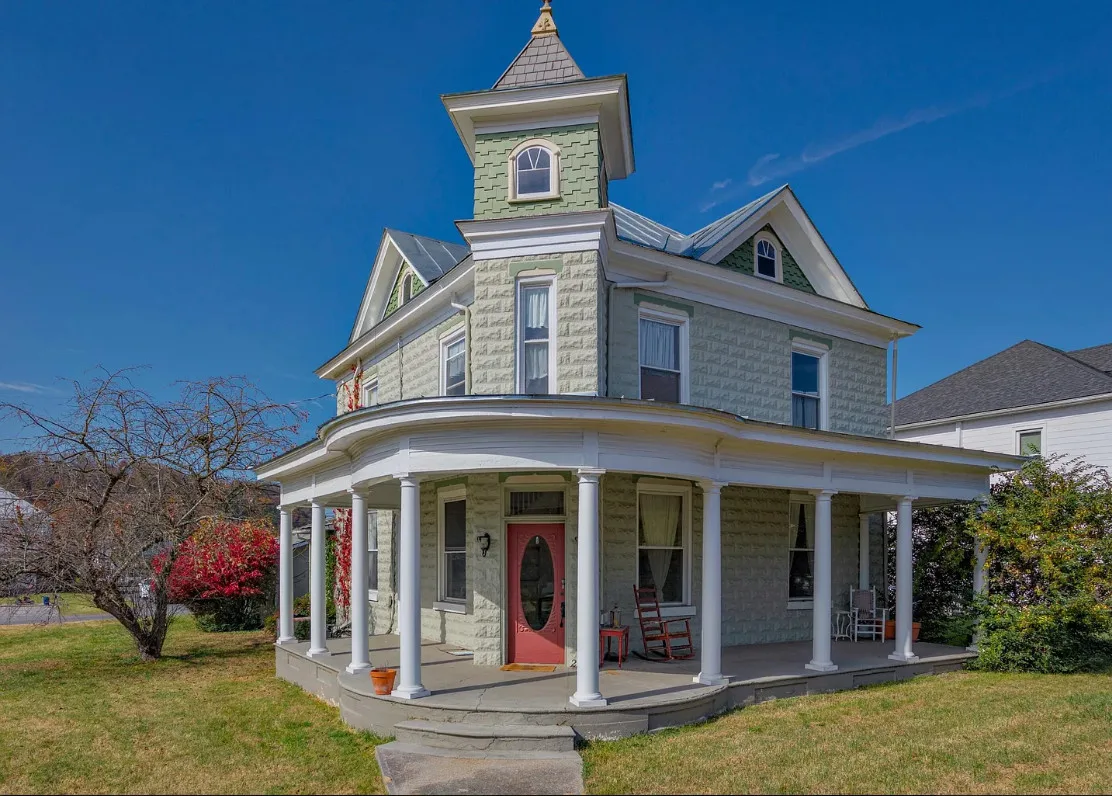 So pretty! Love the mountain view! Circa 1898 in Virginia