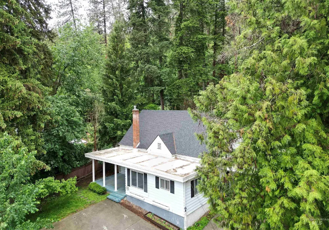 Love the outdoor fireplace! Circa 1937. Over an acre in Idaho