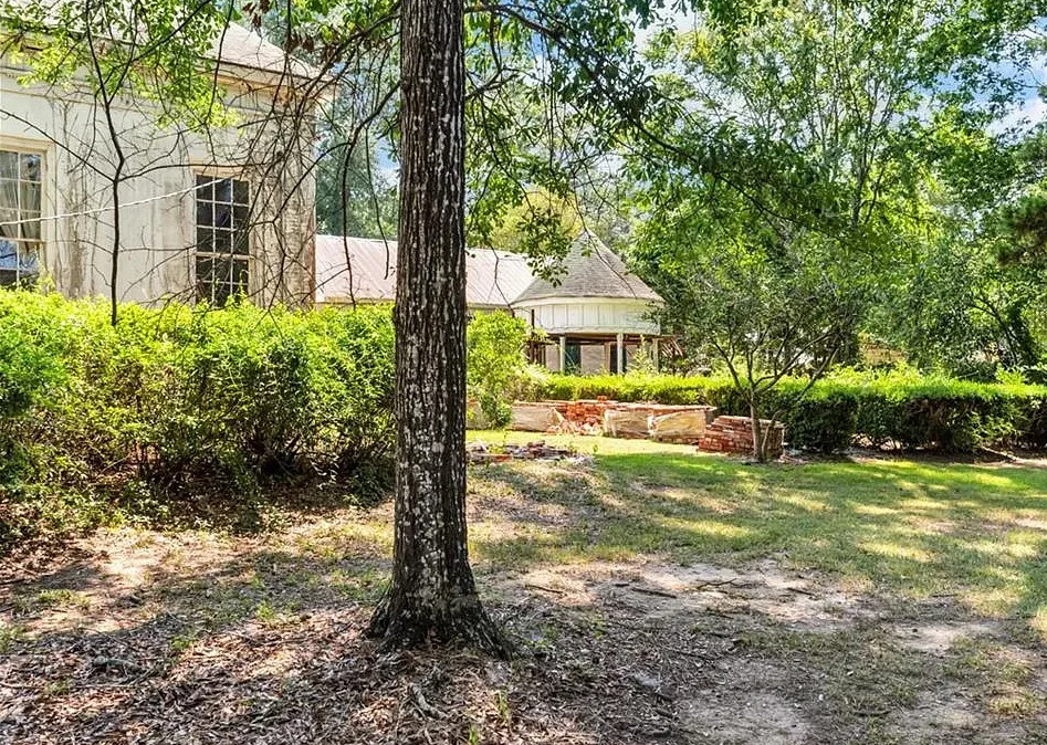 This could be amazing! Brame Bennett House, Circa 1842 in Louisiana