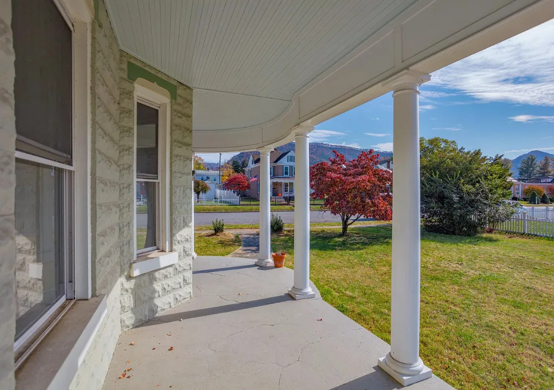 So pretty! Love the mountain view! Circa 1898 in Virginia