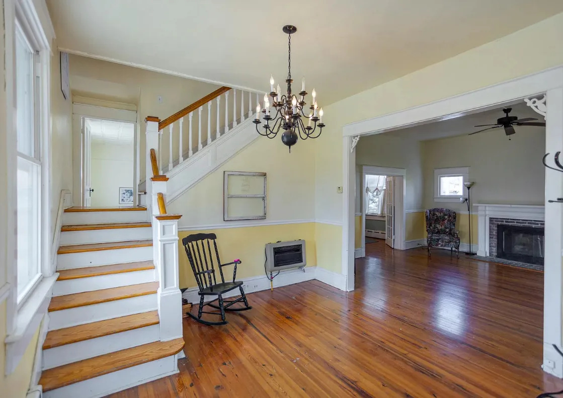 So pretty! Love the mountain view! Circa 1898 in Virginia