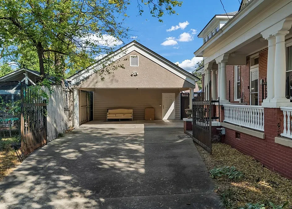 Pretty interior! Has a pool! Circa 1942 in Georgia