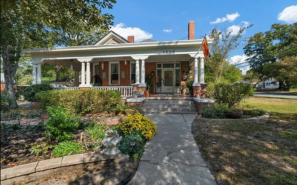 Pretty interior! Has a pool! Circa 1942 in Georgia