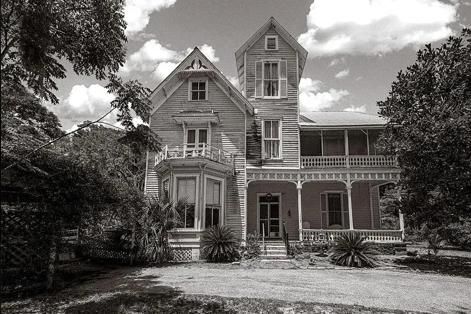 Original details! The Thomas R. Ayer House, Circa 1880. One acre in Florida